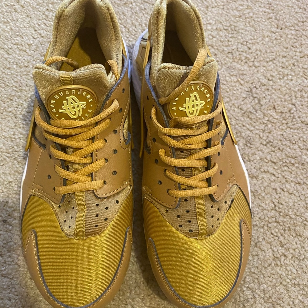 mustard nike huaraches !